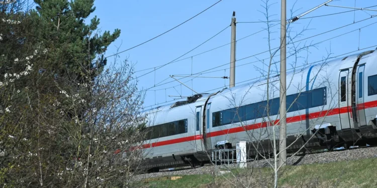 550 putnika u sauni na šinama: Električni kablovi pali na voz u Nemačkoj
