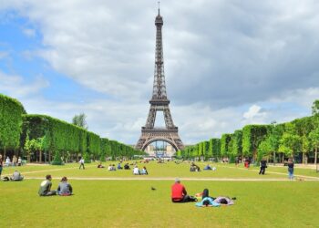 Francuska prodaje deo Ajfelovog tornja na aukciji