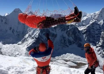 Vodiči na Mont Everestu namerno trovali turiste i uzeli od osiguranja 20 miliona dolara
