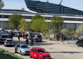 Policija u Beču žestoko rasturila blokadere: Aktivisti pravili barikade i drvenu kulu!