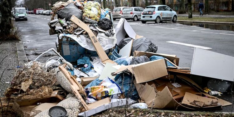 Berlin tone u smeću: Ulice, šume i parkovi preplavljeni