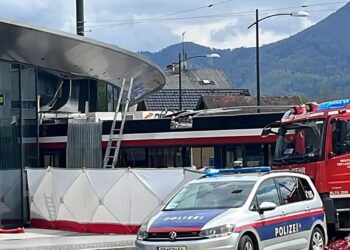 Autobus uleteo u supermarketu u Salzburgu: Najmanje jedna osoba poginula
