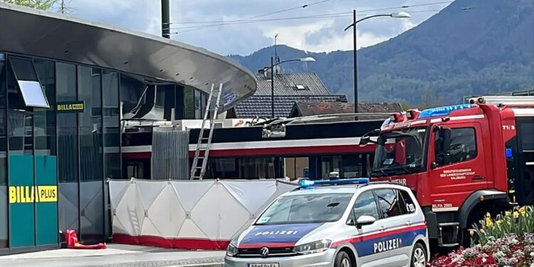 Autobus uleteo u supermarket u Salzburgu: Najmanje jedna osoba poginula