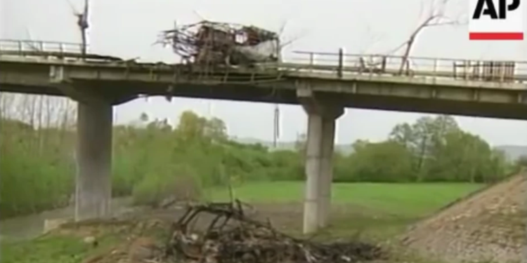 Srbija pamti: 39. dan bombardovanja 1999. godine – Pogođen autobus „Niš ekspres“ kod Lužana