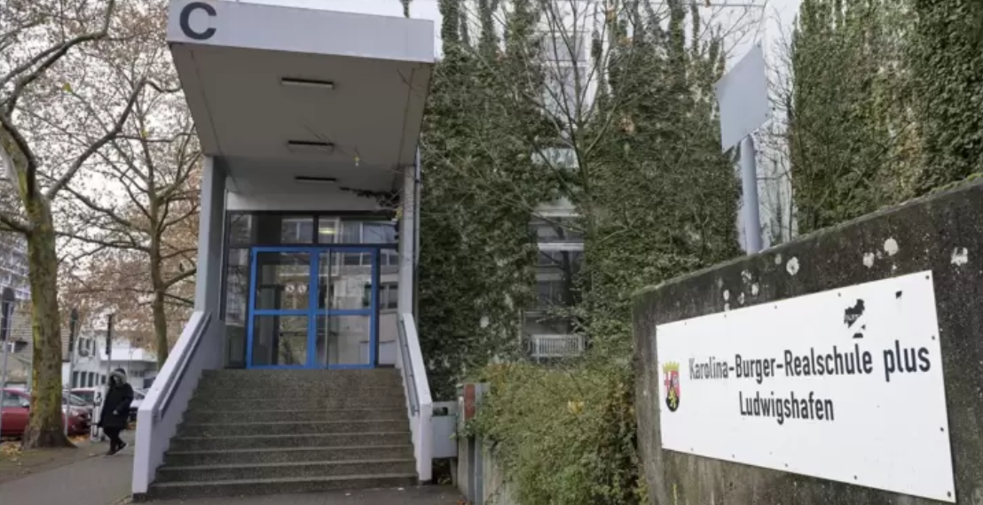 Najopasnija nemačka škola: 120 prijava, policija reaguje svaki dan, a oni snimaju reklamu