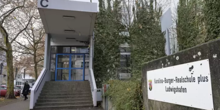 Najopasnija nemačka škola: 120 prijava, policija reaguje svaki dan, a oni snimaju reklamu