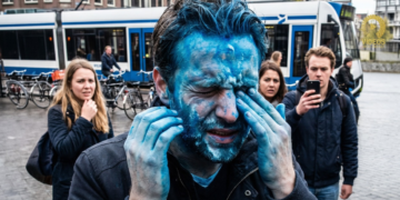 Holandija: „Plavi sprej“ umesto suzavca – žene sve češće farbaju nasilnike kao štrumfove