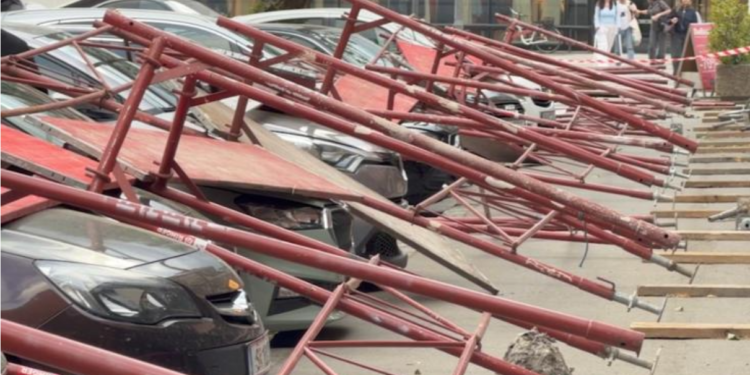 Žestoka oluja u Salcburgu: Skela se srušila i oštetila dvanaest automobila