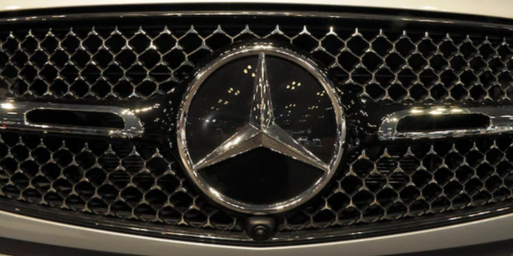Mercedes-Benz opoziva preko 200.000 vozila: Problem sa pogonom ugrožava bezbednost