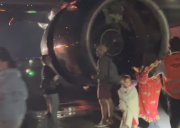 Tragedija na aerodromu u Denveru: Avion udario pešaka tokom poletanja, izbio požar na motoru