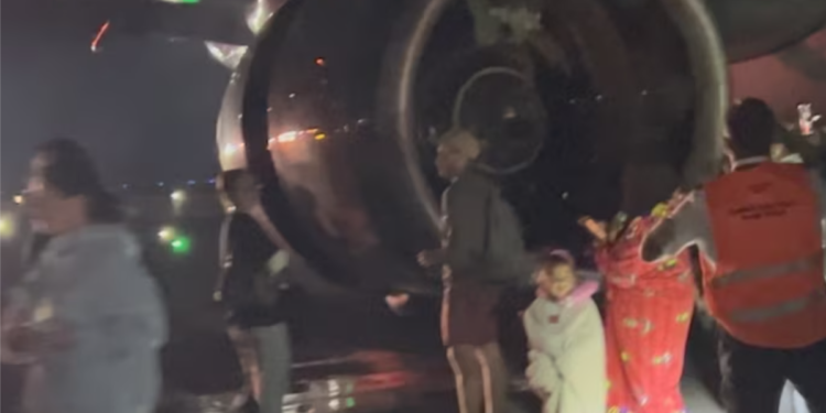 Tragedija na aerodromu u Denveru: Avion udario pešaka tokom poletanja, izbio požar na motoru