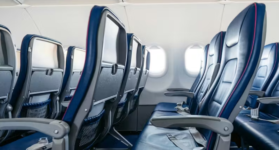 Preklopni sto u avionu nestaje: Putnici će plaćati i za običan stočić