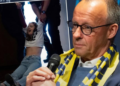 Aktivisti prekinuli Mercov nastup: Obezbeđenje nasilno izvuklo ženu iz sale