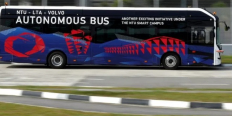 ,,Autobus budućnosti” se zakucao posle sat vremena: Samovozeće vozilo izazvalo haos u centru Geteborga