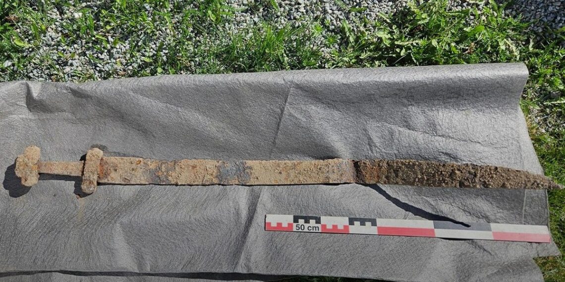 Neverovatno otkriće u Norveškoj: Dečak (6) na ekskurziji pronašao vikinški mač