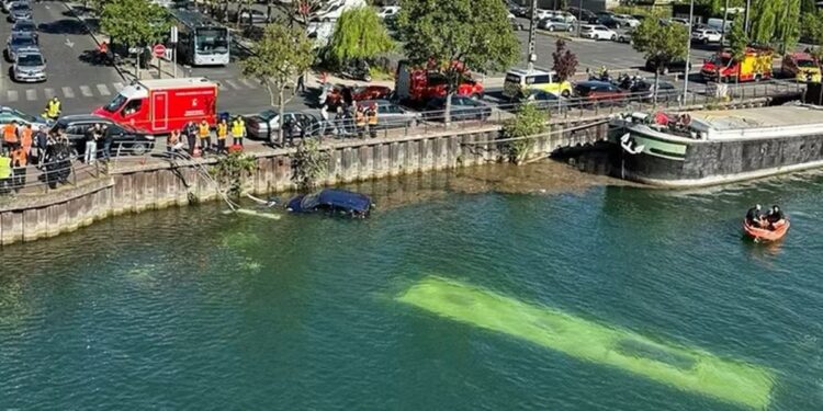 Francuska – Vozač na obuci potopio autobus i nekoliko automobila