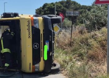 Italija: Prevrnuo se autobus pun đaka, dvoje dece teško povređeno