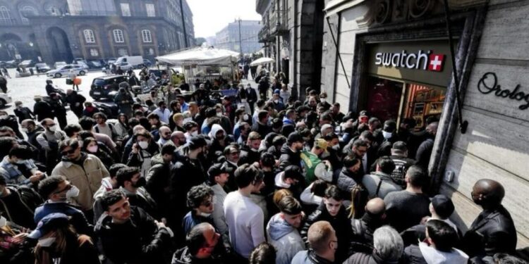 Redovi, tuče, hapšenja zbog novog Swatch sata