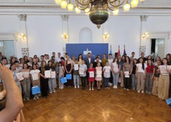 Najboljim novosadskim učenicima dodeljene Vidovdanske nagrade: Uručeno preko 1.100 priznanja