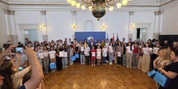 Najboljim novosadskim učenicima dodeljene Vidovdanske nagrade: Uručeno preko 1.100 priznanja