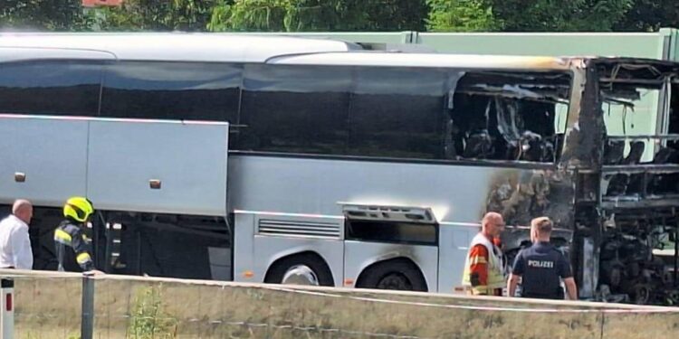 Austrija: 27 mališana bežalo od vatre dok je autobus goreo