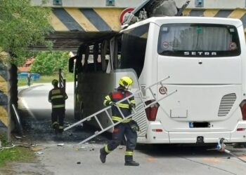 Češka: Autobus se zaglavio pod nadvožnjakom – Šest putnika povređeno