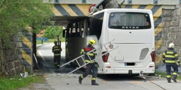 Češka: Autobus se zaglavio pod nadvožnjakom – Šest putnika povređeno