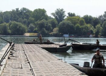 Vojska Srbije ponovo spojila Zemun i Lido: Pontonski most otvoren za građane
