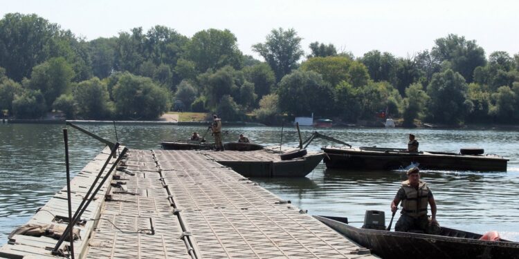 Vojska Srbije ponovo spojila Zemun i Lido: Pontonski most otvoren za građane