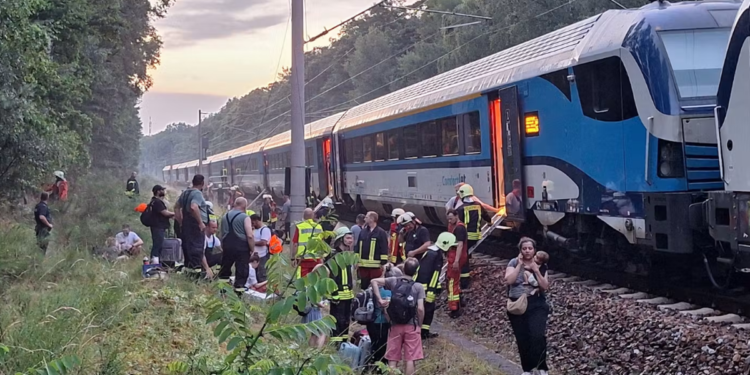 Nemačka: Više od 600 putnika zarobljeno u vozu, u vagonima 40 stepeni