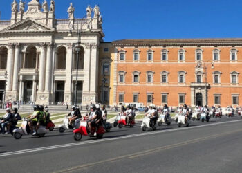 Legendarna Vespa proslavila jubilej: Hiljade motora na paradi u Rimu