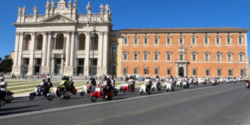 Legendarna Vespa proslavila jubilej: Hiljade motora na paradi u Rimu