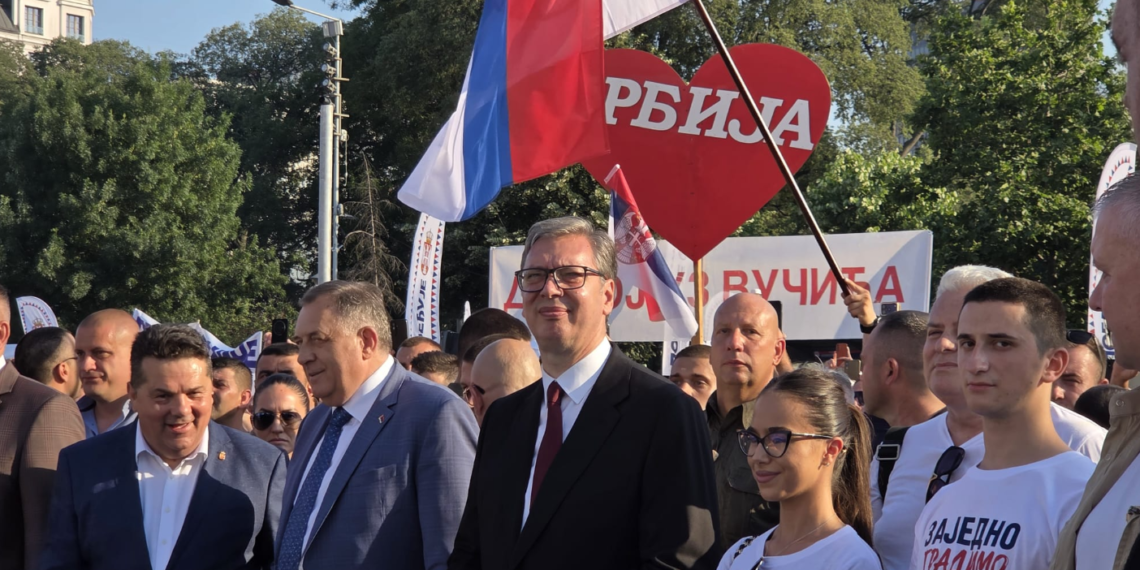 Švedski javni servis piše o Vučićevoj ostavci, ali zaboravlja ključnu sliku iz Beograda: 207.000 ljudi na skupu podrške