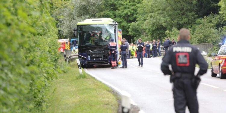 Tragedija u Nemačkoj: U sudaru dva autobusa stradao učenik, desetine povređenih