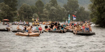Drina ponovo okuplja hiljade ljudi: Počinje 26. regata u Ljuboviji