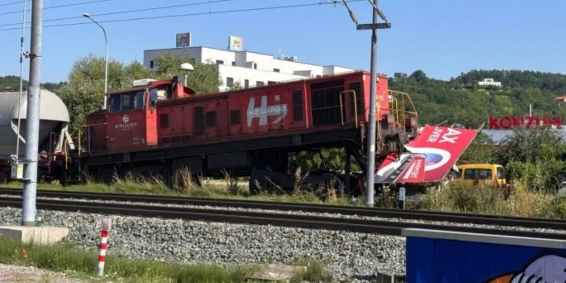 Izbegnuta tragedija u Zagrebu: Teretni voz iskočio iz šina nekoliko metara od prometne saobraćajnice