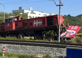 Izbegnuta tragedija u Zagrebu: Teretni voz iskočio iz šina nekoliko metara od prometne saobraćajnice