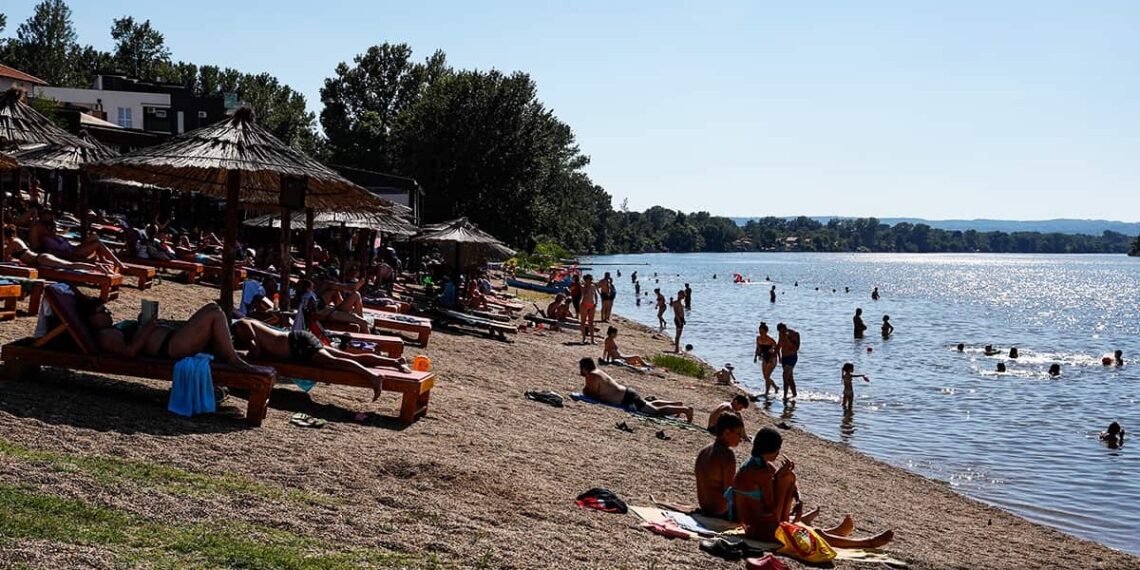 Otkrijte Srebrno jezero: Spoj istorije, avanture i odmora