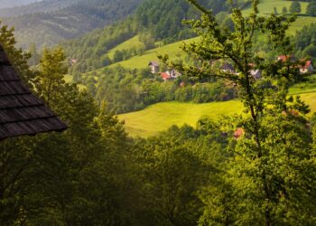 Kreće prijava za turističke vaučere: Evo ko dobija 10.000 dinara za odmor