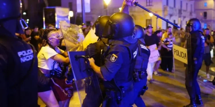 Španija: Sukobi u Palma de Majorci – Policija gumenim mecima rasterala demonstrante