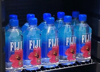 FIJI voda puna mikroplastike: Tužba uzdrmala poznati brend