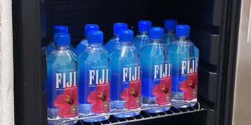 FIJI voda puna mikroplastike: Tužba uzdrmala poznati brend