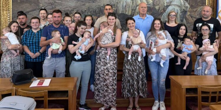 Nova pomoć za porodice u Somboru: Majkama stiže i do 100.000 dinara