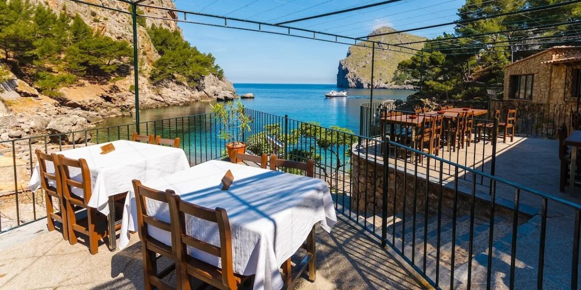 Vrućine menjaju letovanje u Španiji: Bašte restorana i kafića biće zatvarane