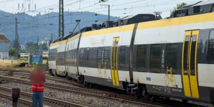 Voz iskočio iz šina u Nemačkoj: Saobraćaj paralisan, zaposleni železnice pod istragom