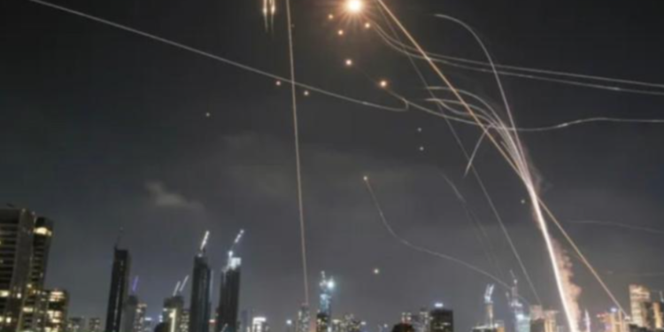 Snažne eksplozije potresle Dubai: Građani čuli dejstvo iznad grada