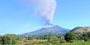 Oblak pepela blokirao avio-saobraćaj: Erupcija Etne poremetila letove u Italiji