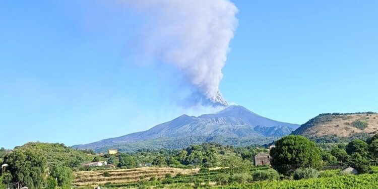 Oblak pepela blokirao avio-saobraćaj: Erupcija Etne poremetila letove u Italiji