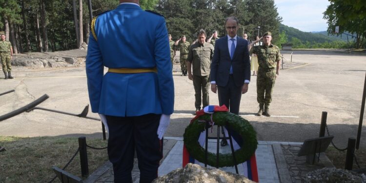 Srbija ne zaboravlja heroje: Položen venac u čast stradalih tokom NATO agresije