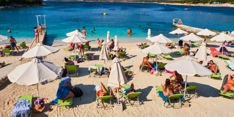 350 ležaljki ukradeno u Italiji: Pronađene na plaži u Albaniji